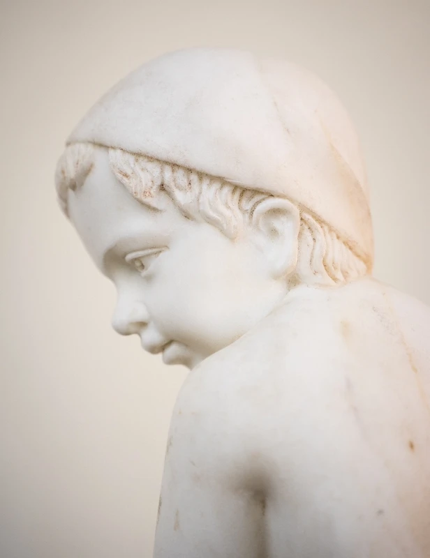 Paire de putti allégoriques en marbre de Carrare – XIXe siècle