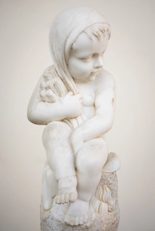 Paire de putti allégoriques en marbre de Carrare – XIXe siècle