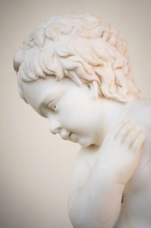 Paire de putti allégoriques en marbre de Carrare – XIXe siècle