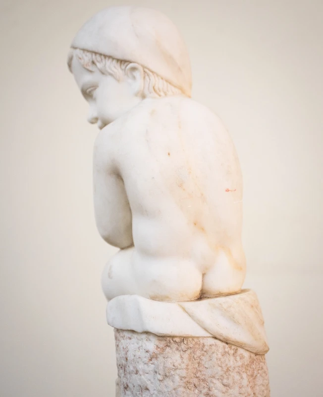 Paire de putti allégoriques en marbre de Carrare – XIXe siècle