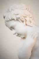 Paire de putti allégoriques en marbre de Carrare – XIXe siècle