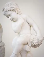 Paire de putti allégoriques en marbre de Carrare – XIXe siècle