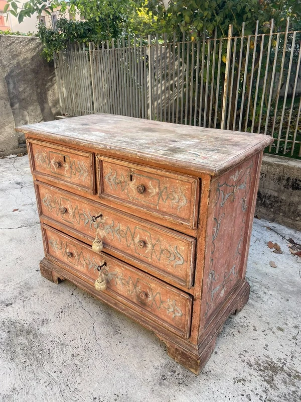 Antico cassettone legno laccato. XVII sec. Toscana