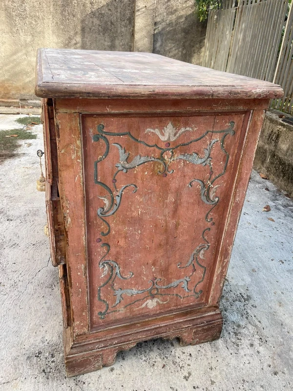 Antico cassettone legno laccato. XVII sec. Toscana