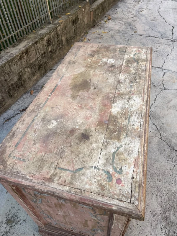 Antico cassettone legno laccato. XVII sec. Toscana