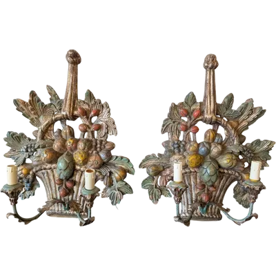 Paire d'appliques en bois sculpté, argenté et polychrome – Milieu du XXe siècle