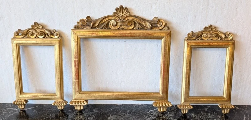 Triptyque de cadres pour cartoglories en bois sculpté et doré à l'or fin