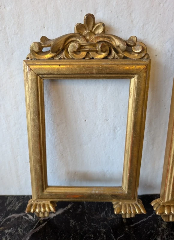 Triptyque de cadres pour cartoglories en bois sculpté et doré à l'or fin