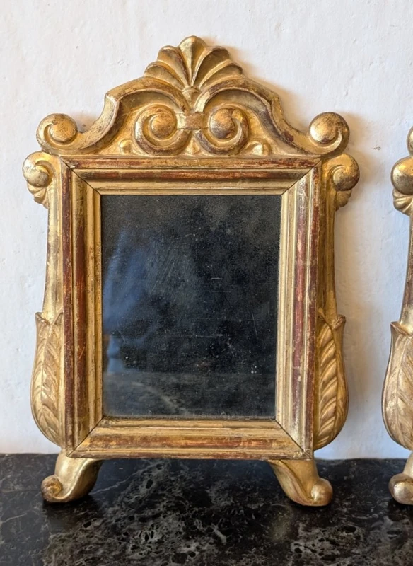 Paire de petits miroirs en bois sculpté et doré à l'or fin – Début du XIXe siècle