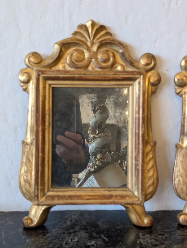 Paire de petits miroirs en bois sculpté et doré à l'or fin – Début du XIXe siècle