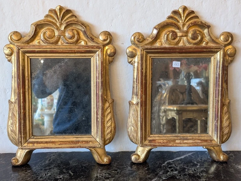 Paire de petits miroirs en bois sculpté et doré à l'or fin – Début du XIXe siècle