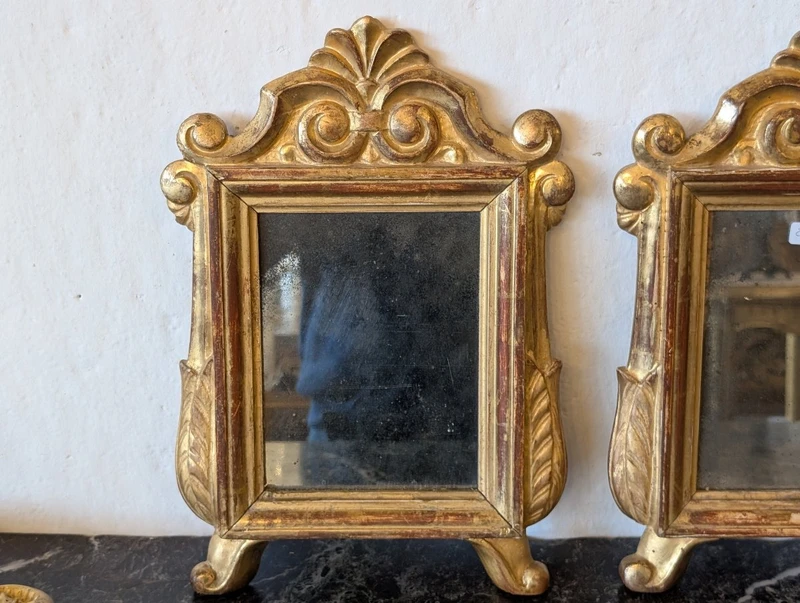 Paire de petits miroirs en bois sculpté et doré à l'or fin – Début du XIXe siècle