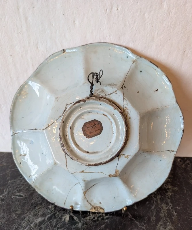 Grand plat en faïence polychrome – Italie centrale, XVIIe siècle