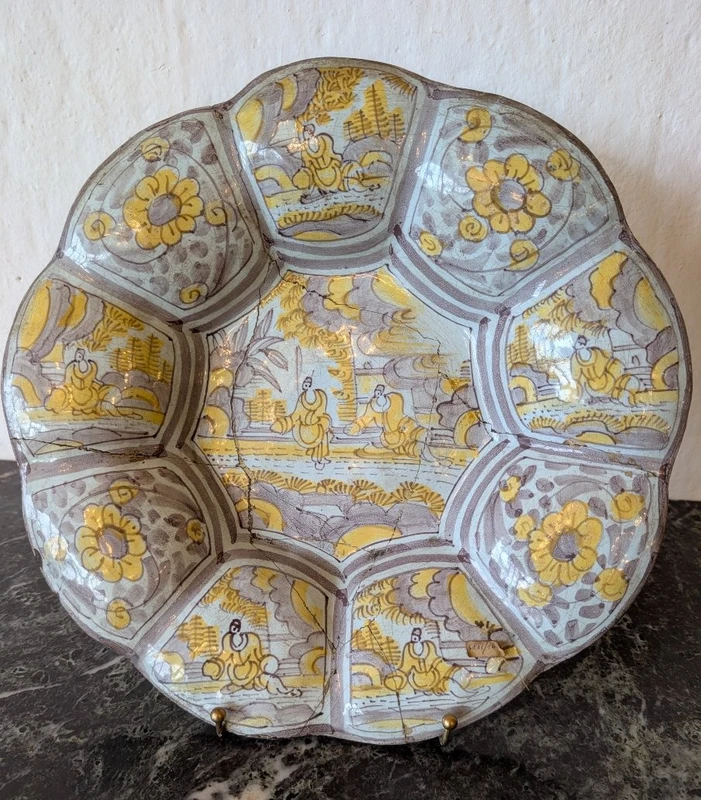 Grand plat en faïence polychrome – Italie centrale, XVIIe siècle