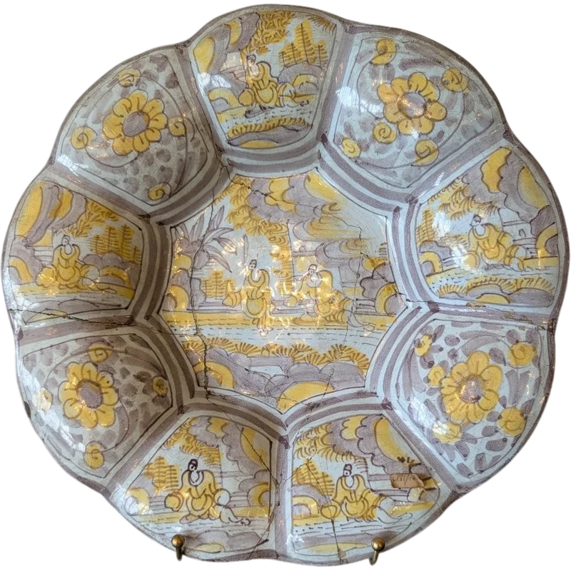 Grand plat en faïence polychrome – Italie centrale, XVIIe siècle