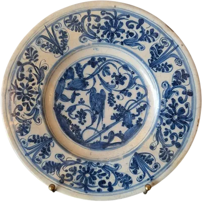 Decorated 17th-century Italian majolica plate