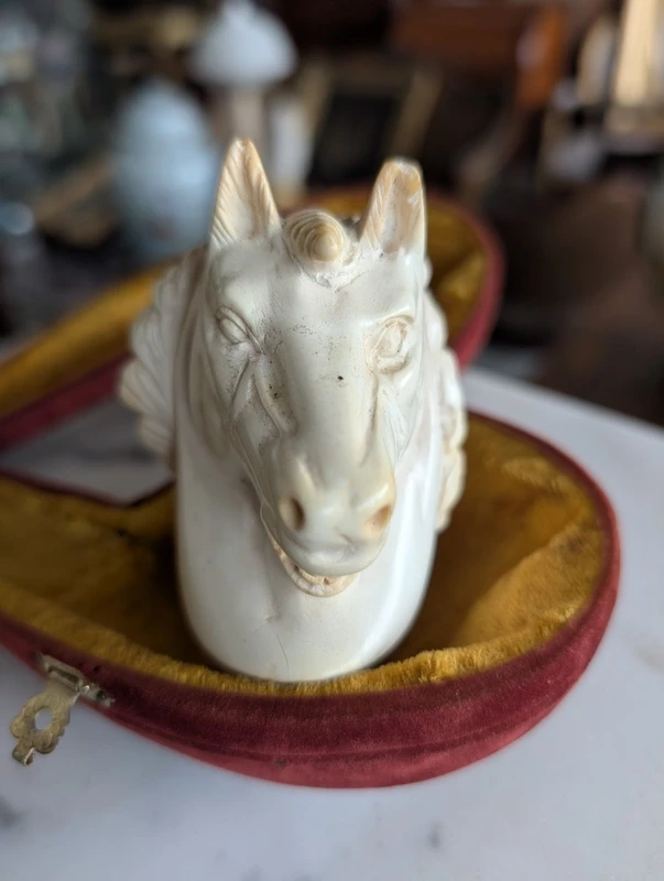 Pipe en écume de mer sculptée en forme de licorne – XIXe siècle