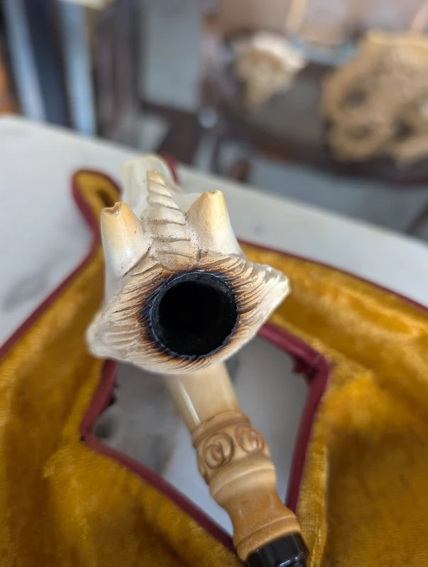 Pipe en écume de mer sculptée en forme de licorne – XIXe siècle