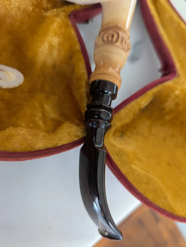 Pipe en écume de mer sculptée en forme de licorne – XIXe siècle