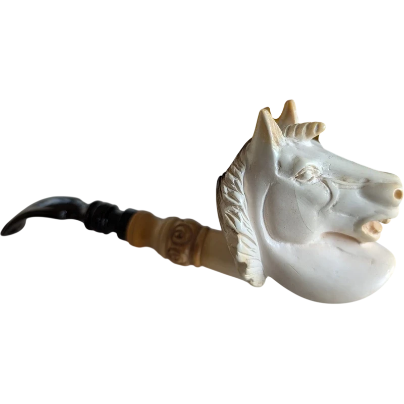 Pipe en écume de mer sculptée en forme de licorne – XIXe siècle