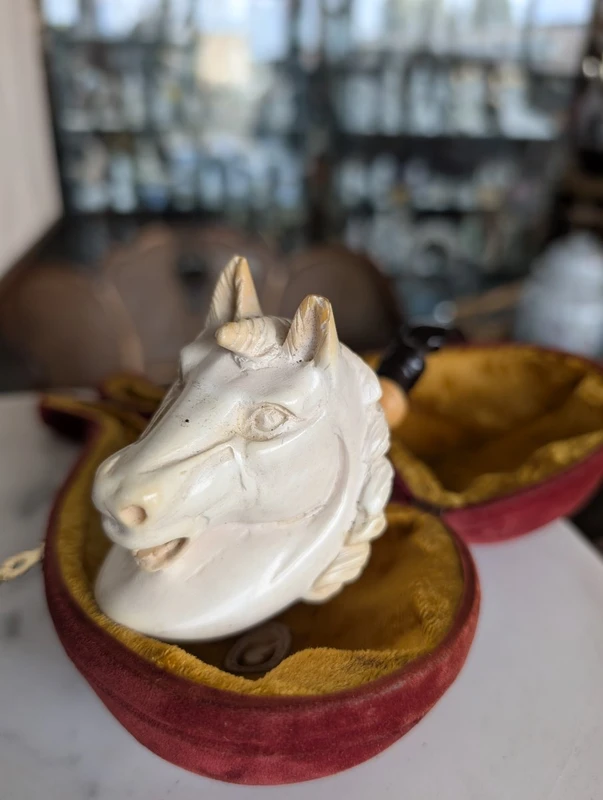 Pipe en écume de mer sculptée en forme de licorne – XIXe siècle