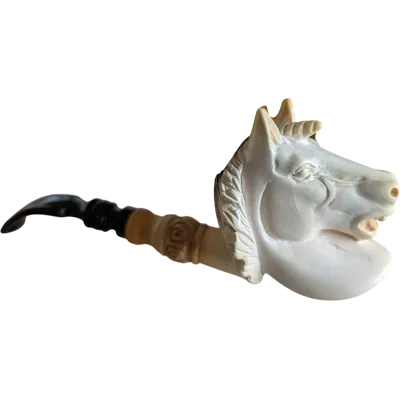 Pipe en écume de mer sculptée en forme de licorne – XIXe siècle