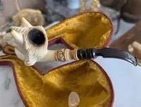 Pipe en écume de mer sculptée en forme de licorne – XIXe siècle