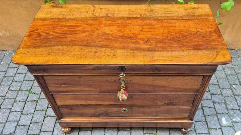 Commode à tiroirs ancienne de style Louis-Philippe, d'Émilie, couleur cappuccino