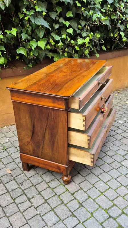 Commode à tiroirs ancienne de style Louis-Philippe, d'Émilie, couleur cappuccino