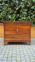 Commode à tiroirs ancienne de style Louis-Philippe, d'Émilie, couleur cappuccino