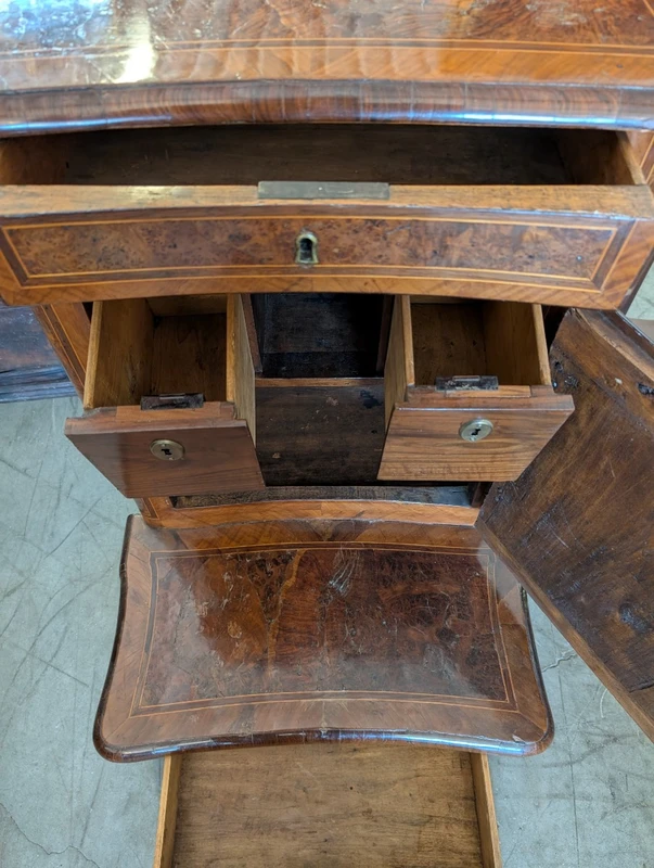 Elegant Italian veneered and filleted kneeler - mid-18th century