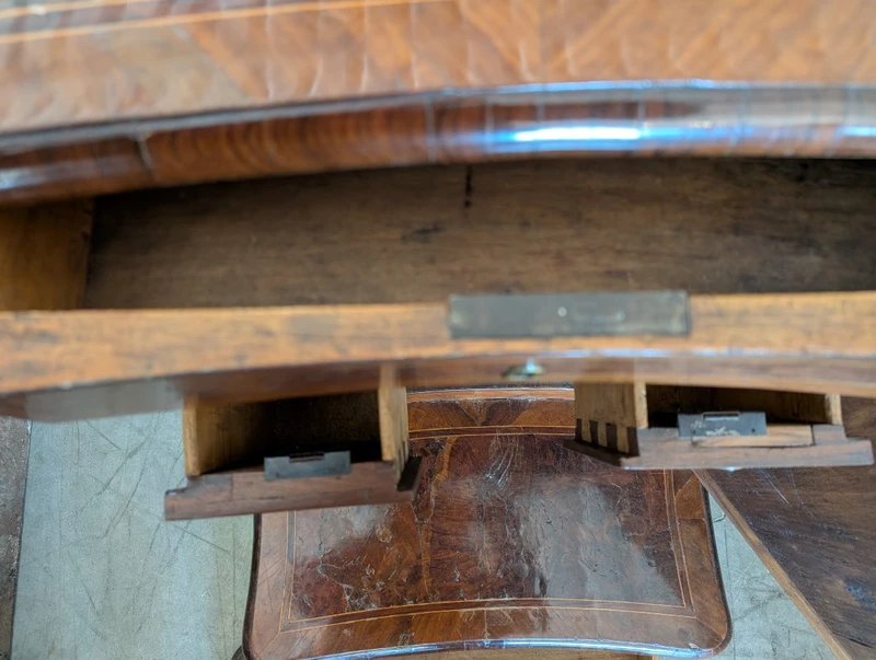 Elegant Italian veneered and filleted kneeler - mid-18th century