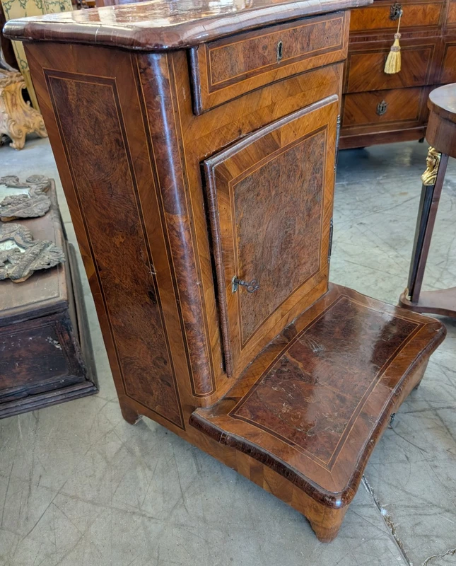 Elegant Italian veneered and filleted kneeler - mid-18th century