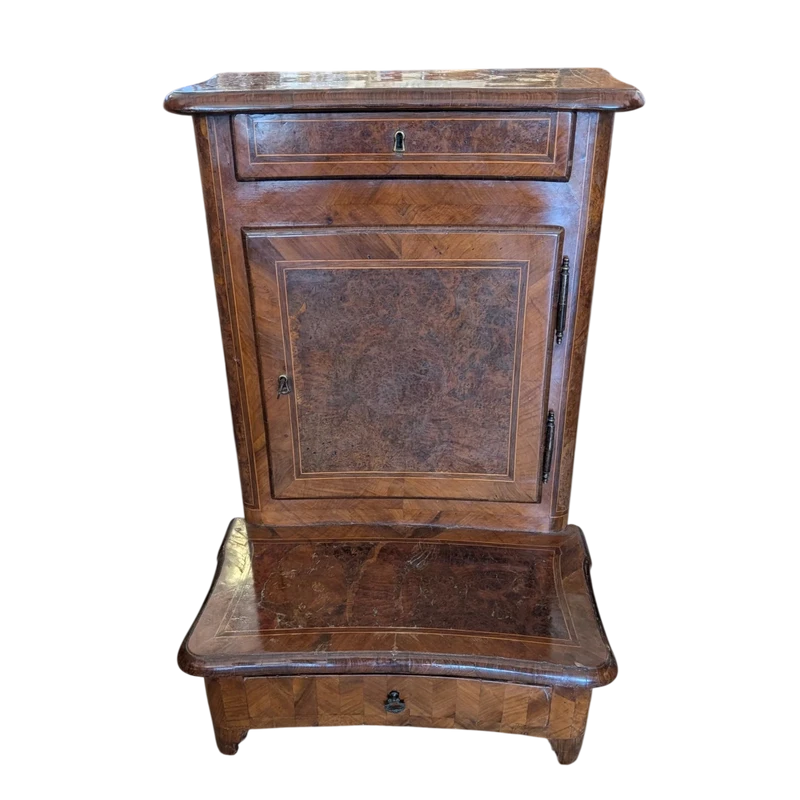 Elegant Italian veneered and filleted kneeler - mid-18th century