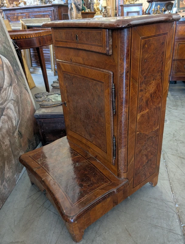 Elegant Italian veneered and filleted kneeler - mid-18th century