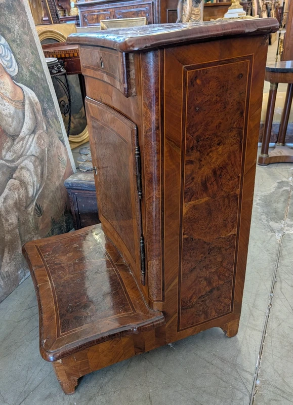Elegant Italian veneered and filleted kneeler - mid-18th century