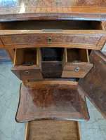 Elegant Italian veneered and filleted kneeler - mid-18th century