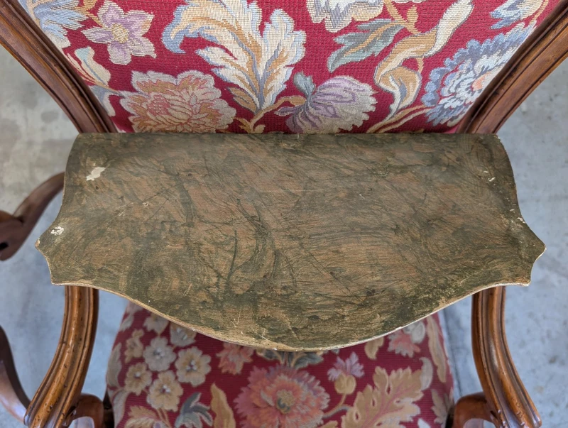 Wall shelf with carved and gilded elements from the 18th century