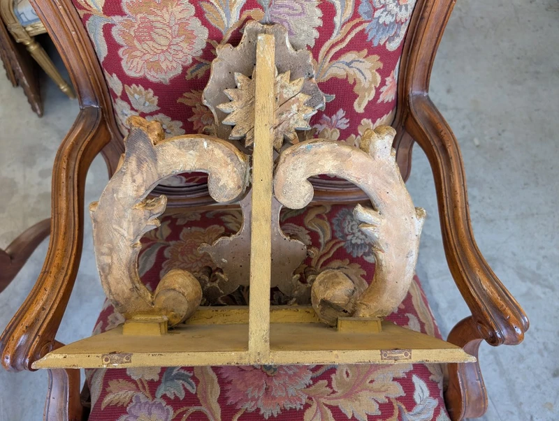 Wall shelf with carved and gilded elements from the 18th century