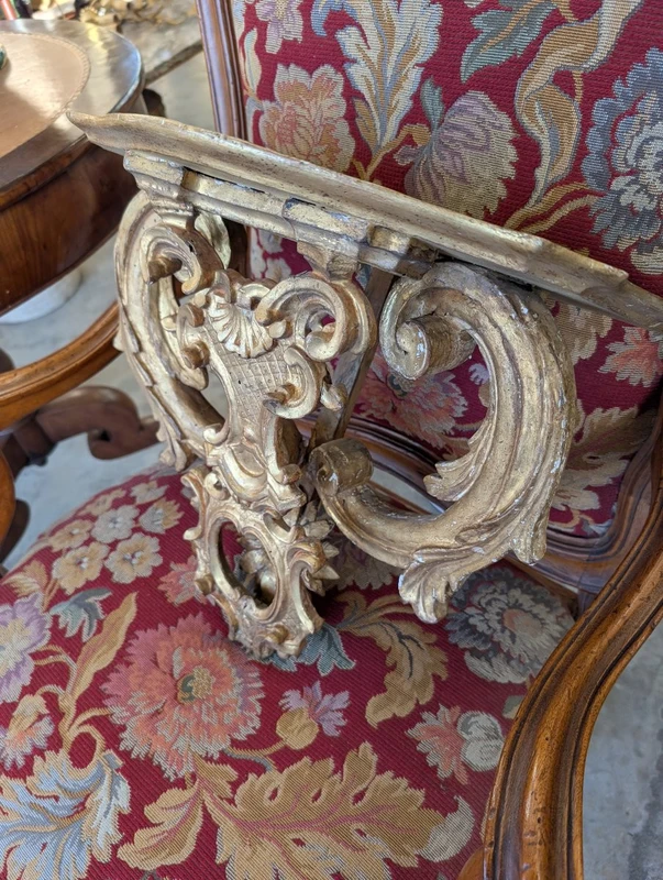 Wall shelf with carved and gilded elements from the 18th century