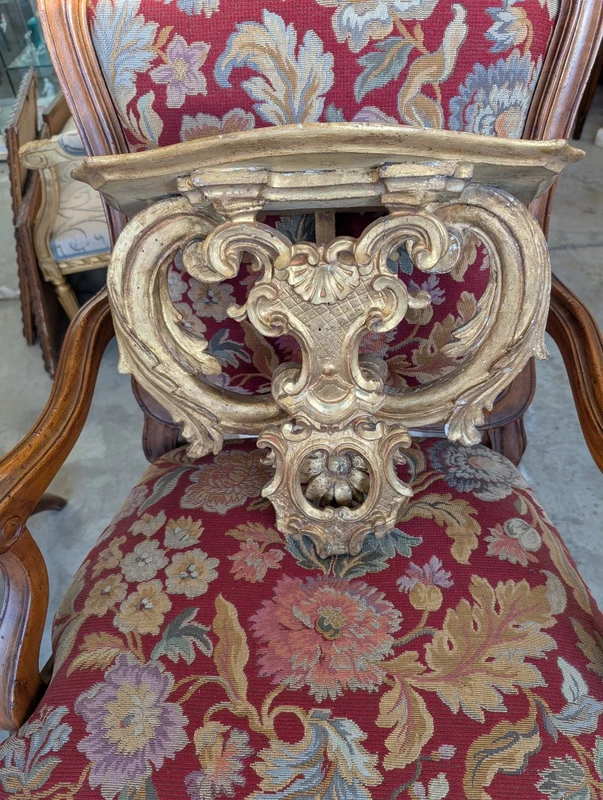 Wall shelf with carved and gilded elements from the 18th century