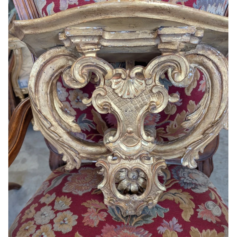 Wall shelf with carved and gilded elements from the 18th century