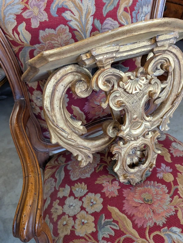 Wall shelf with carved and gilded elements from the 18th century