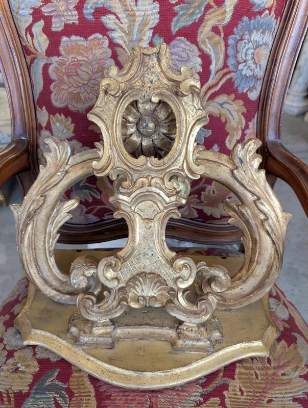 Wall shelf with carved and gilded elements from the 18th century