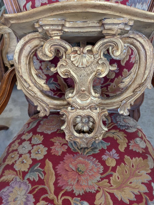 Wall shelf with carved and gilded elements from the 18th century