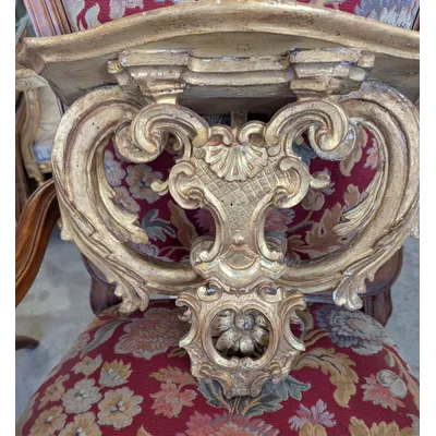 Wall shelf with carved and gilded elements from the 18th century
