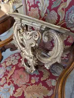 Wall shelf with carved and gilded elements from the 18th century