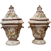 Coppia di vasi in maiolica decorata XVIII secolo Francia