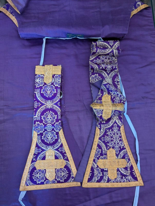 Refined Viola Ecclesiastical Chasuble in Damascus with Gilded Gallons - Italy, ca. 1930.