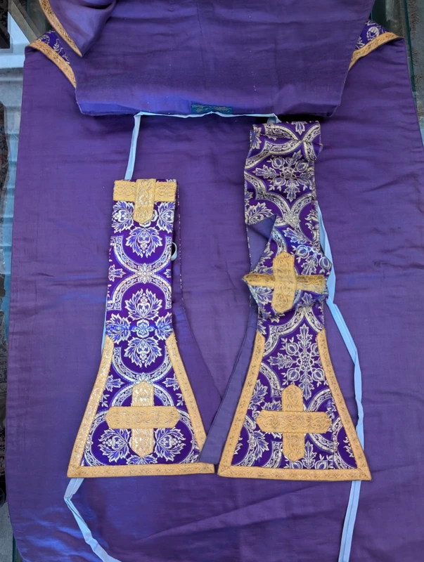 Refined Viola Ecclesiastical Chasuble in Damascus with Gilded Gallons - Italy, ca. 1930.